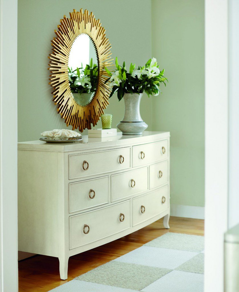 Декор комода в прихожей