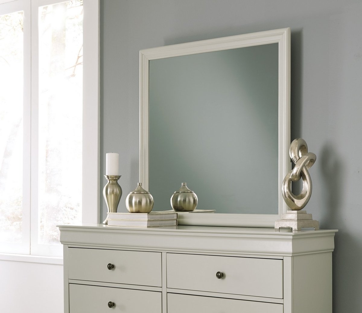Зеркало над комодом