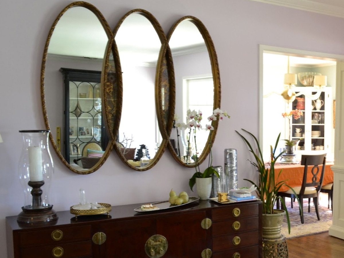Овальное зеркало в интерьере гостиной