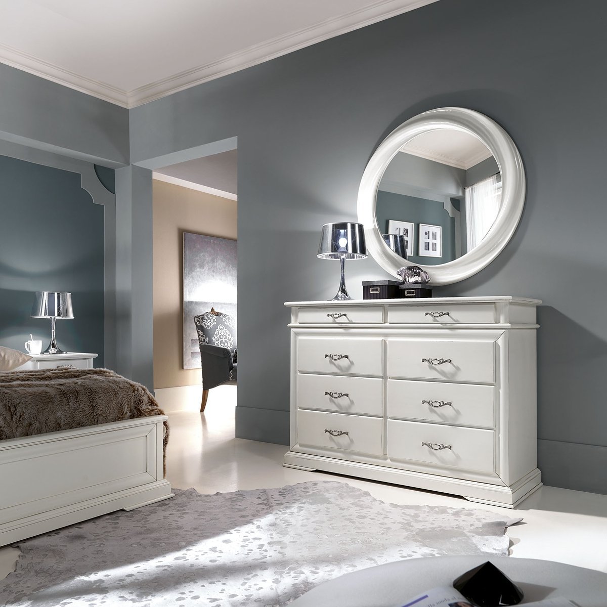 Зеркало над комодом