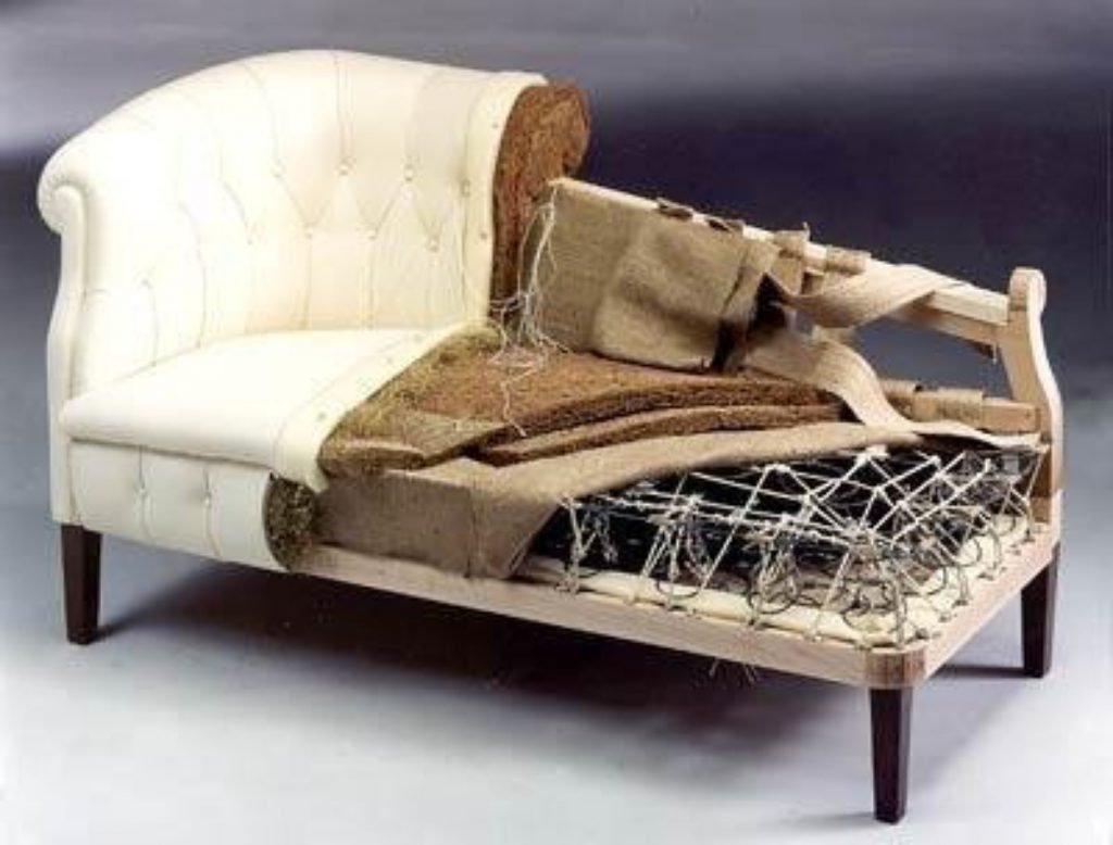 Старый пружинный диван