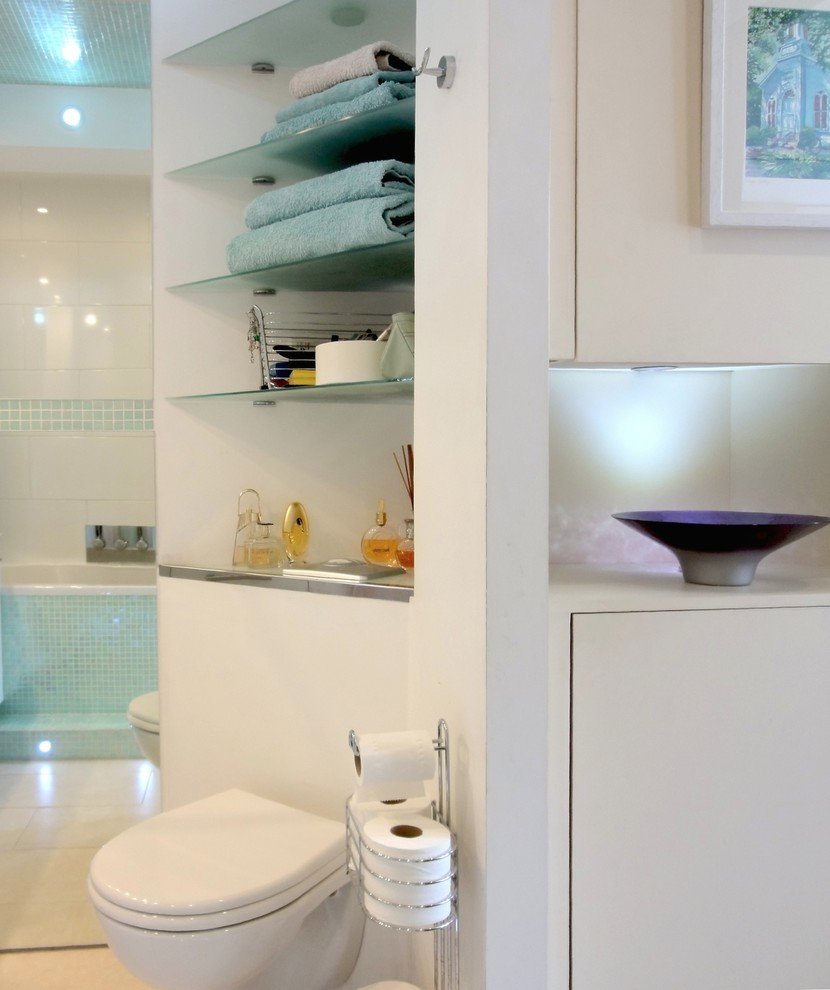 Ниши в ванной над инсталляцией