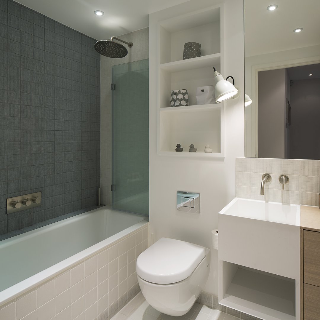 Инсталляция рядом с ванной