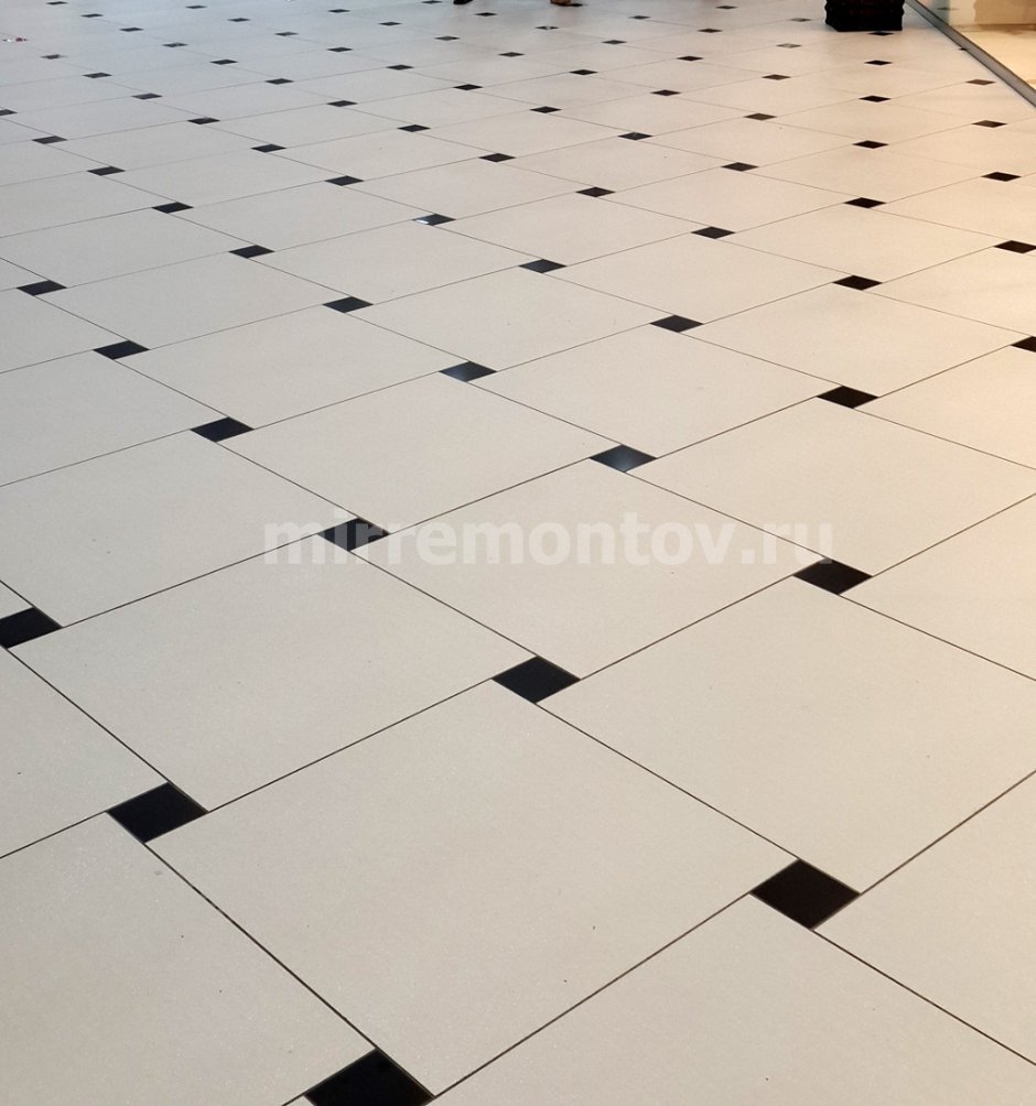 Плитка напольная с черными квадратиками
