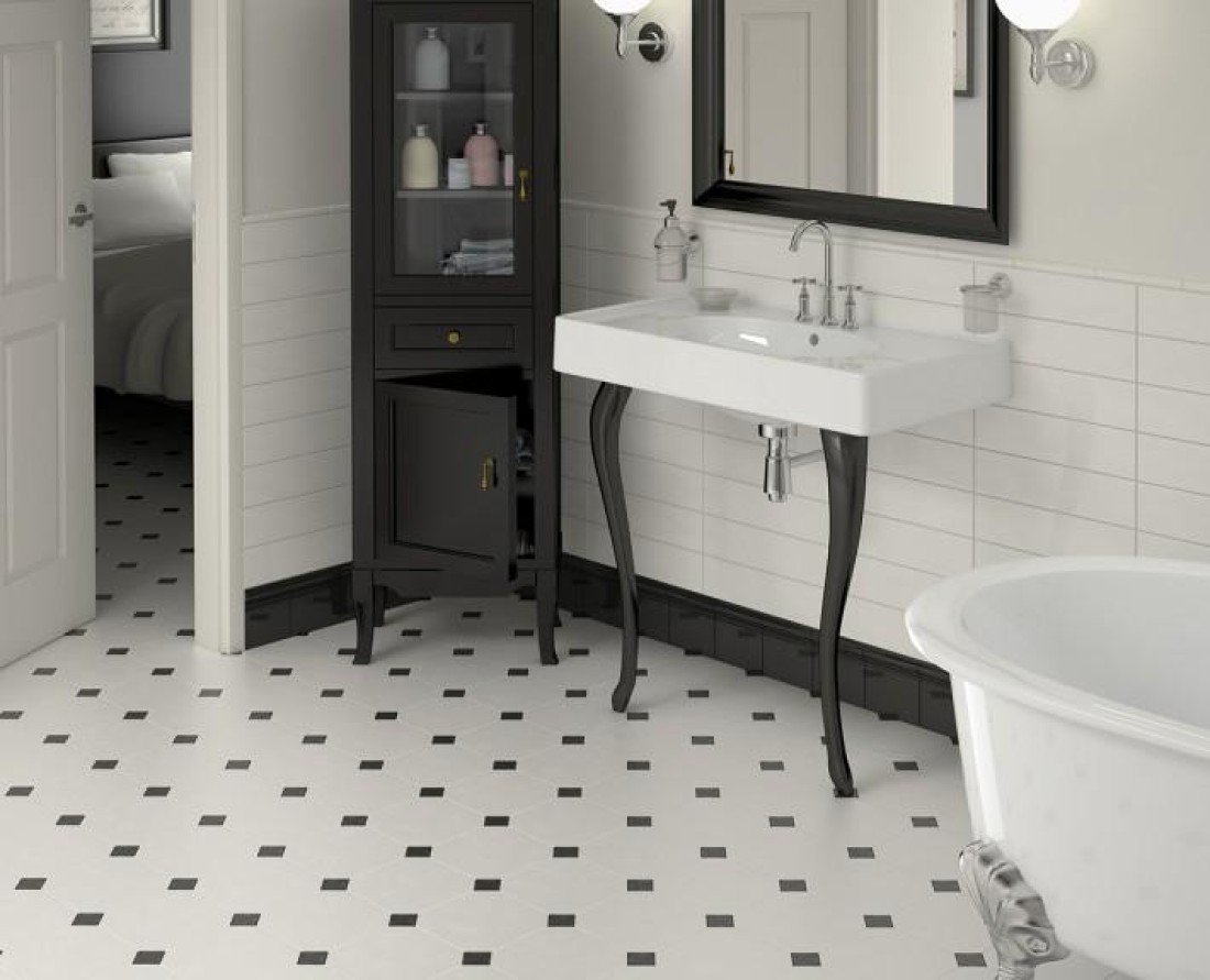 Плитка белая с черными квадратиками