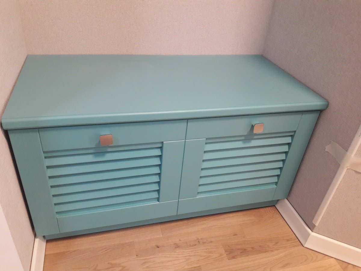 Комод с жалюзийными дверцами