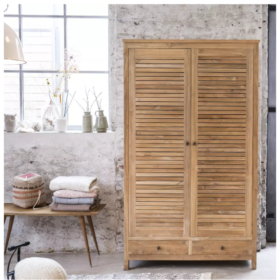 Шкаф с деревянными жалюзийными дверцами
