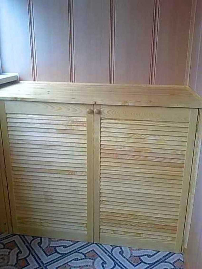 Тумба с жалюзийными дверцами