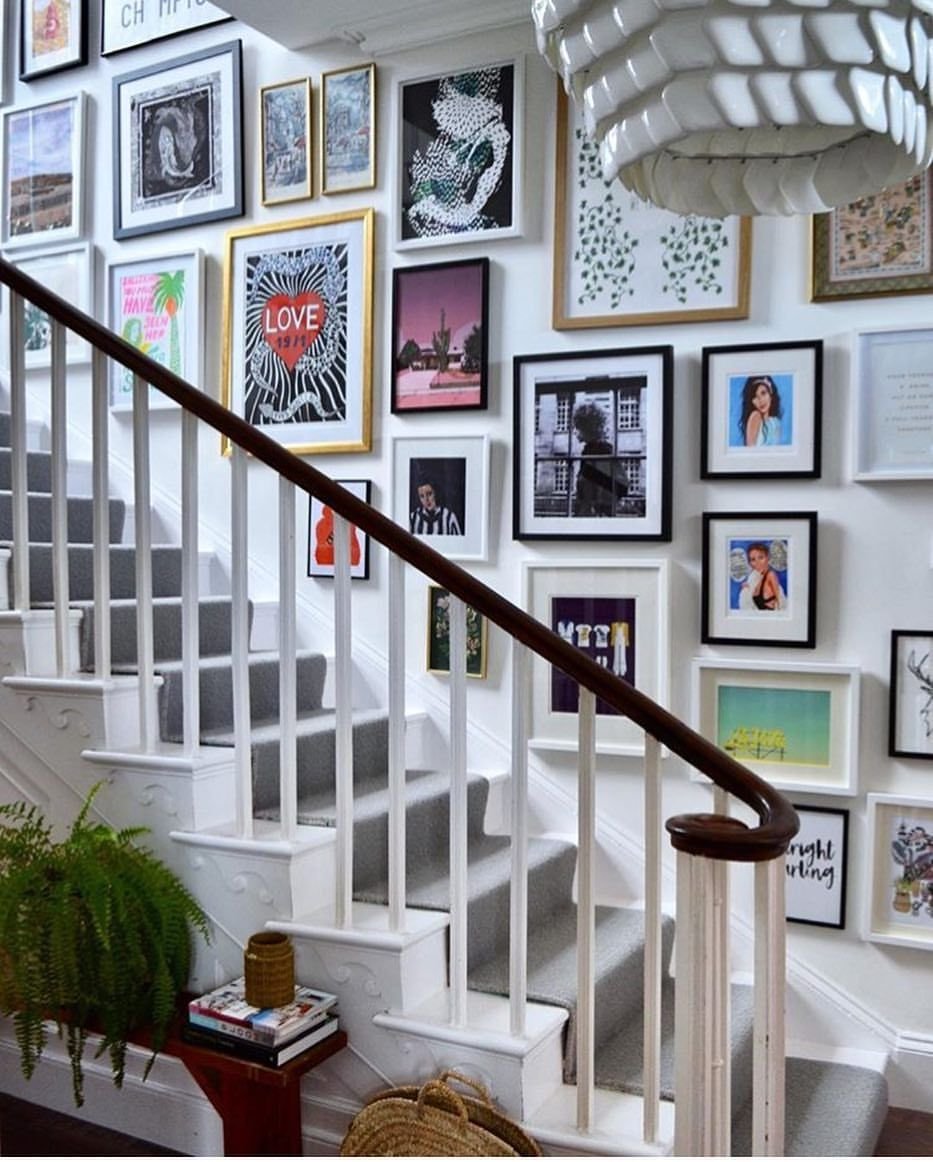 Декор стен вдоль лестницы