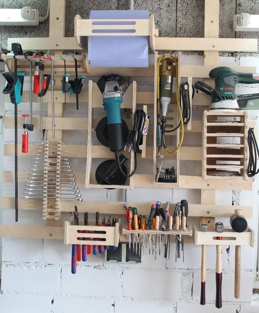 Полки для электроинструмента в гараже