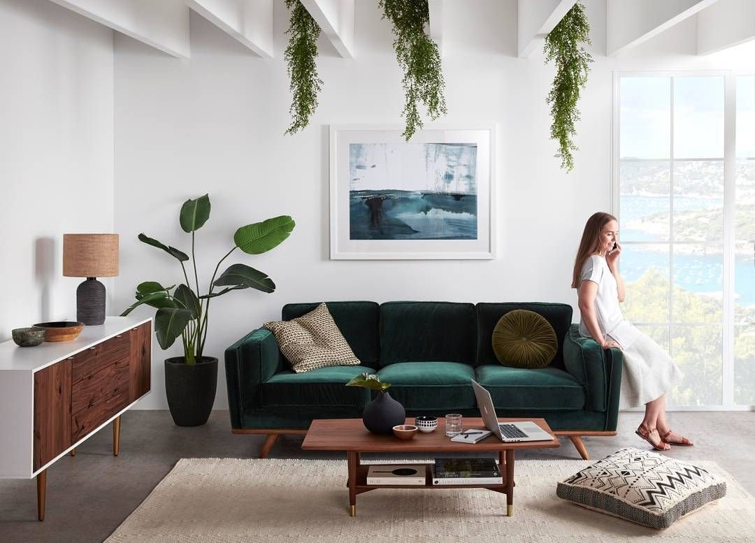 Гостиная с зеленым диваном