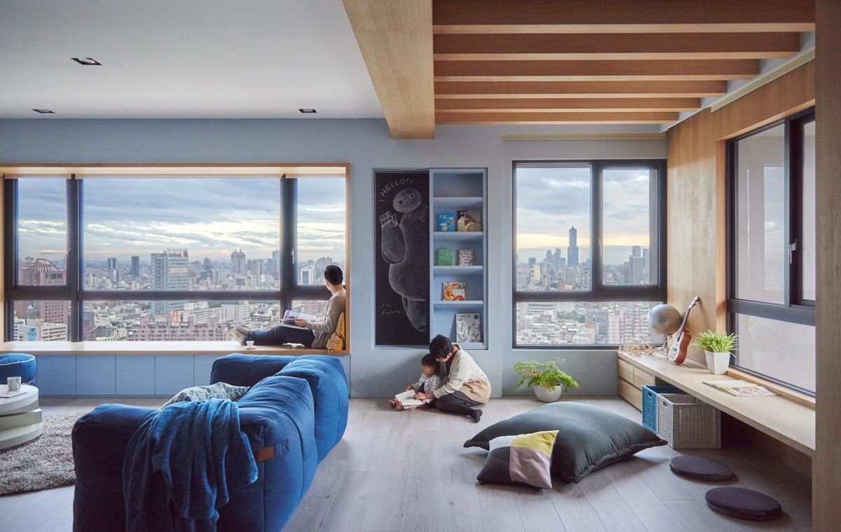 Уютная гостиная с панорамными окнами