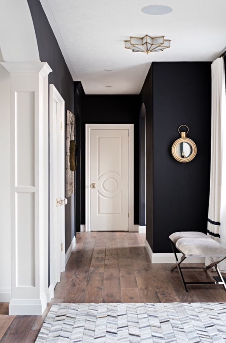 Прихожая с белыми дверями