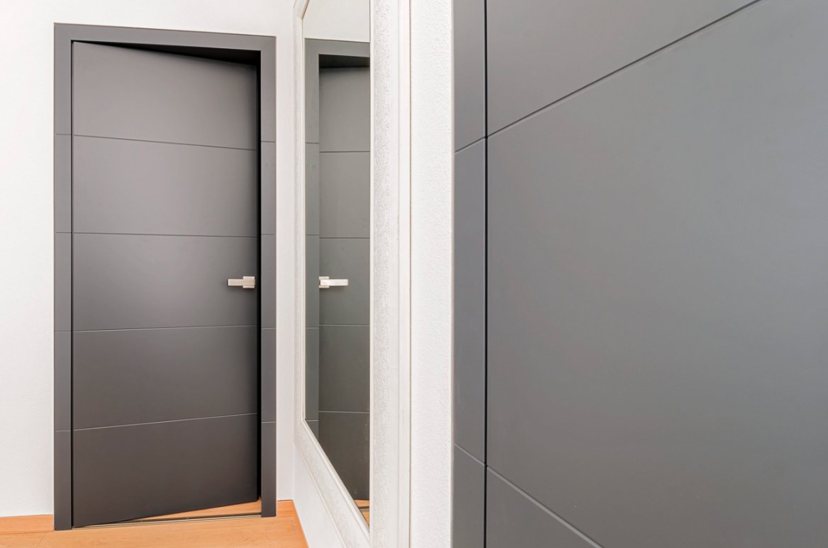 Серые двери в интерьере