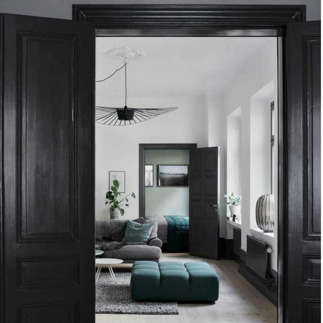 Черные двери в интерьере