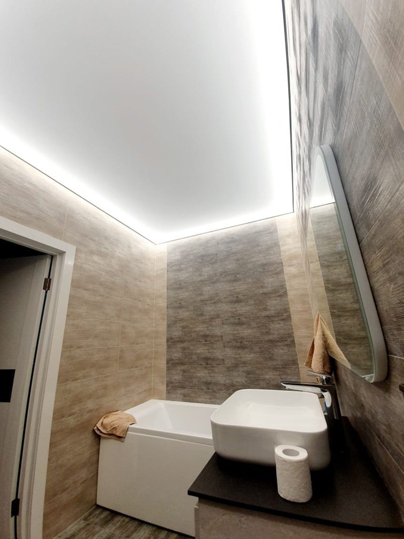 Потолок в санузле варианты