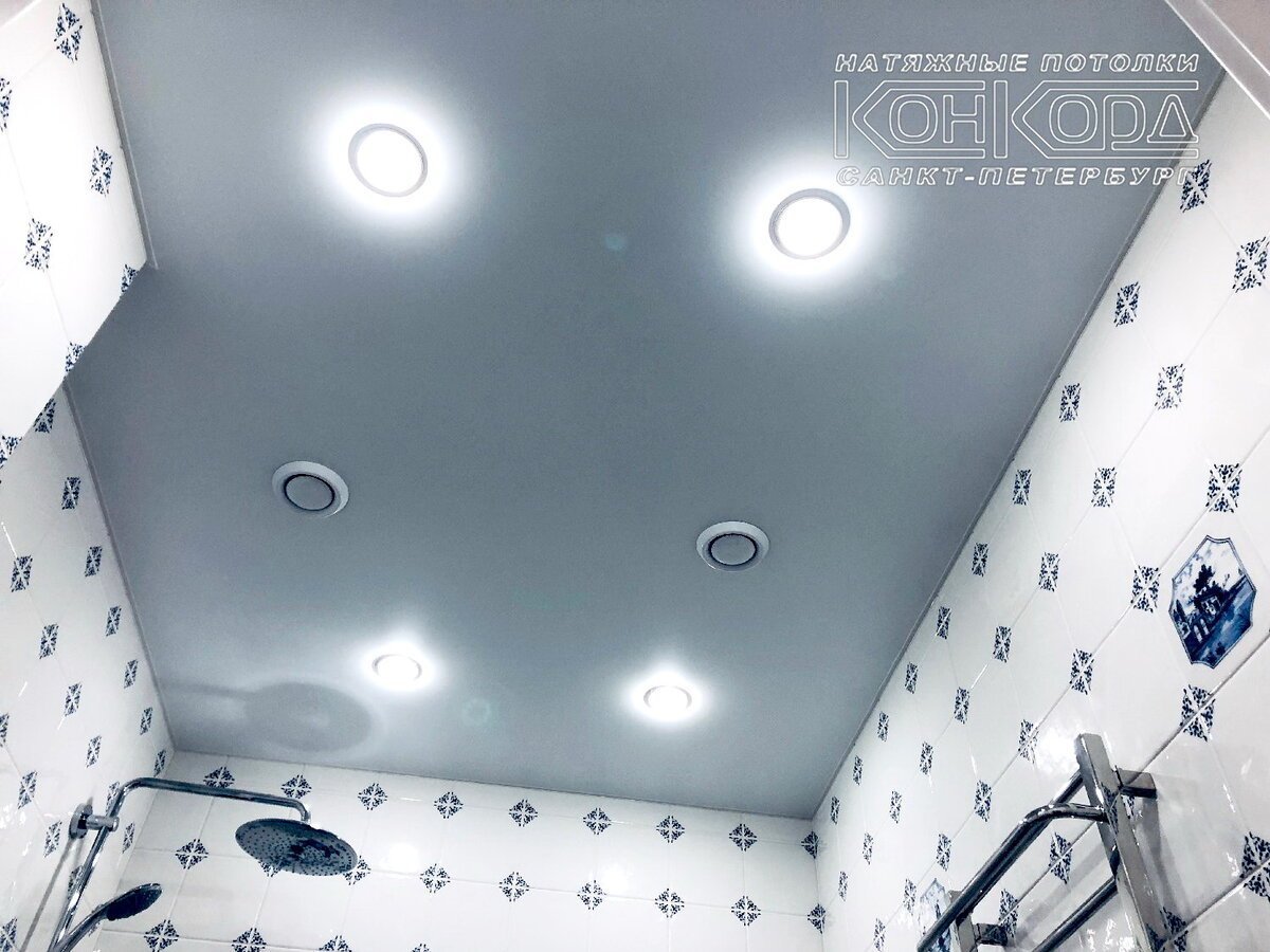 Натяжной потолок в туалете