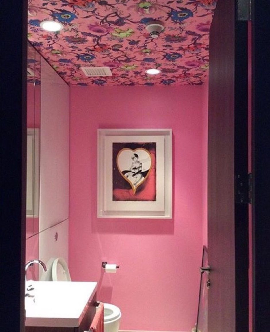 Декор потолка туалета