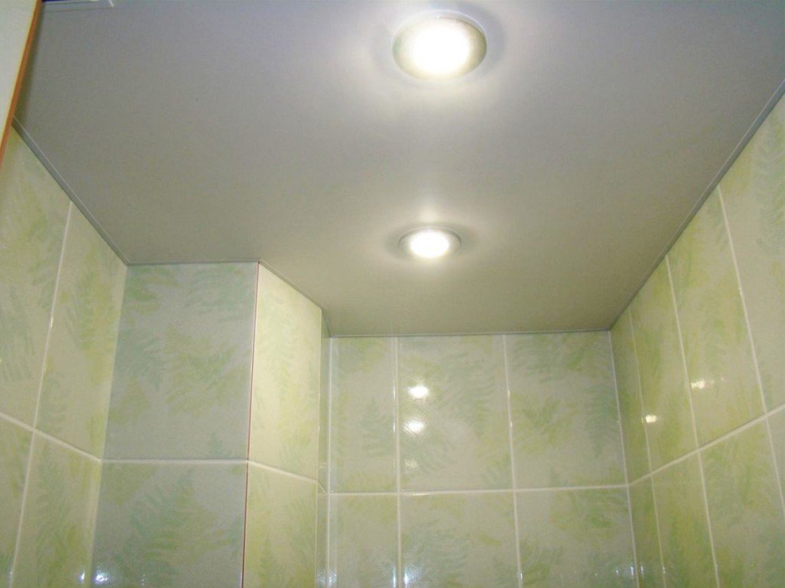 Потолок в туалете из пластиковых панелей