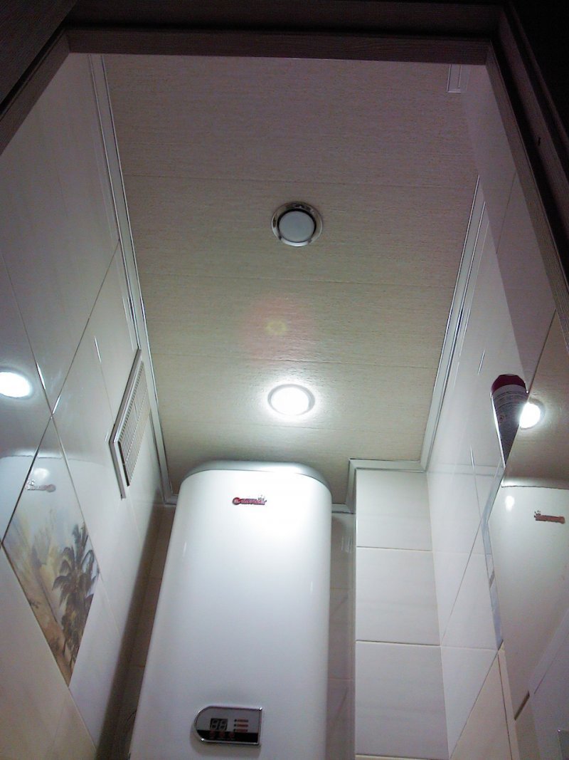 Подвесной потолок в туалете