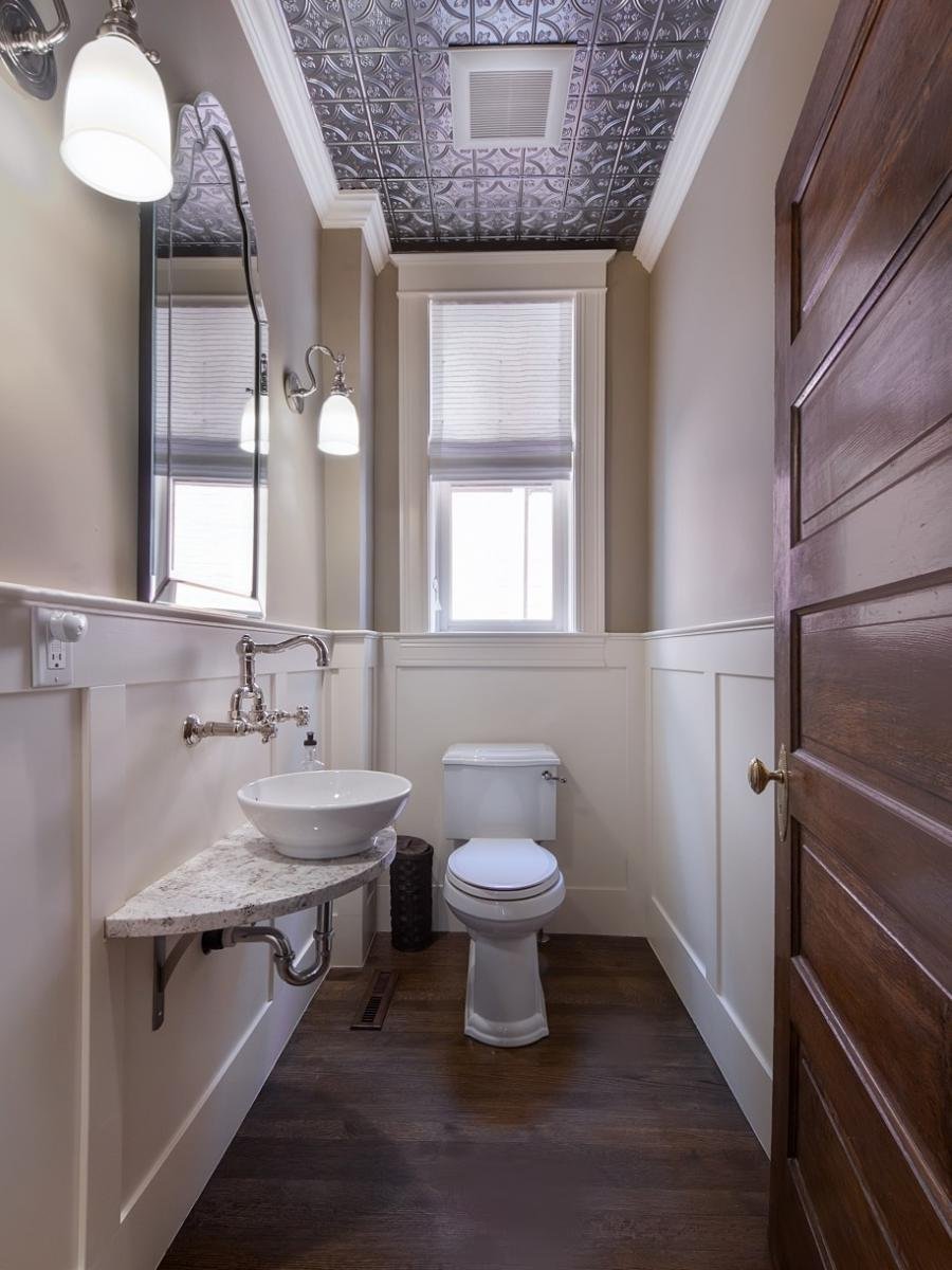 Потолки в туалетной комнате