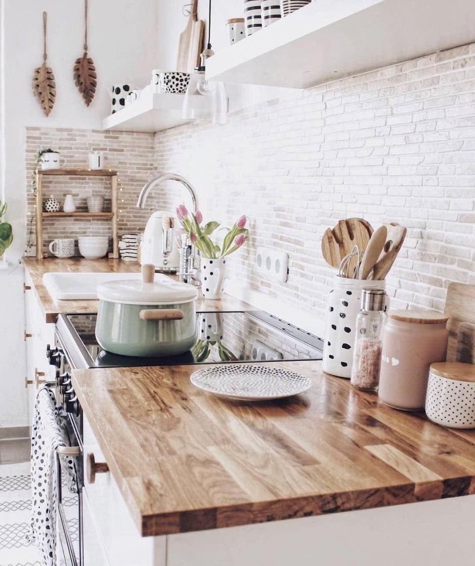 Кухня с деревянной столешницей