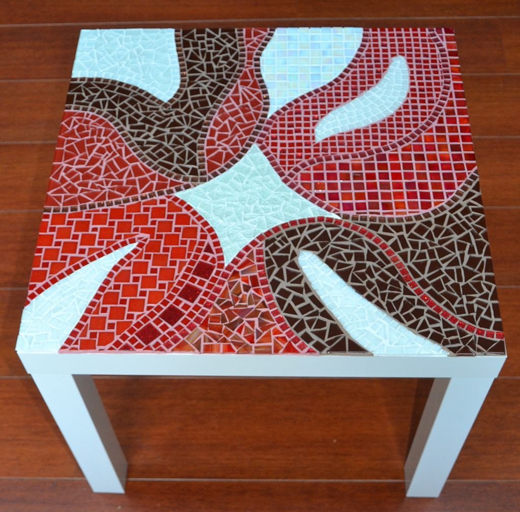 Декорируем стол мозаикой
