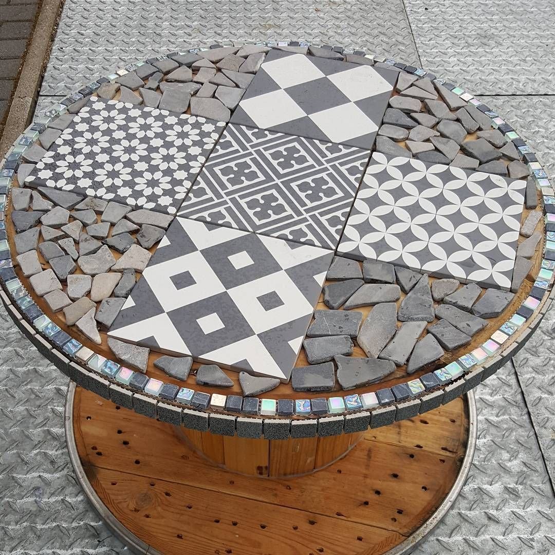 Столик из плитки