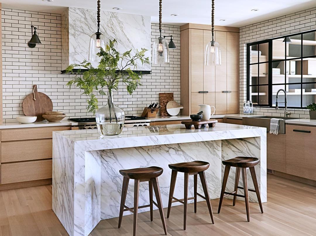 Мрамор и кирпич в интерьере кухни