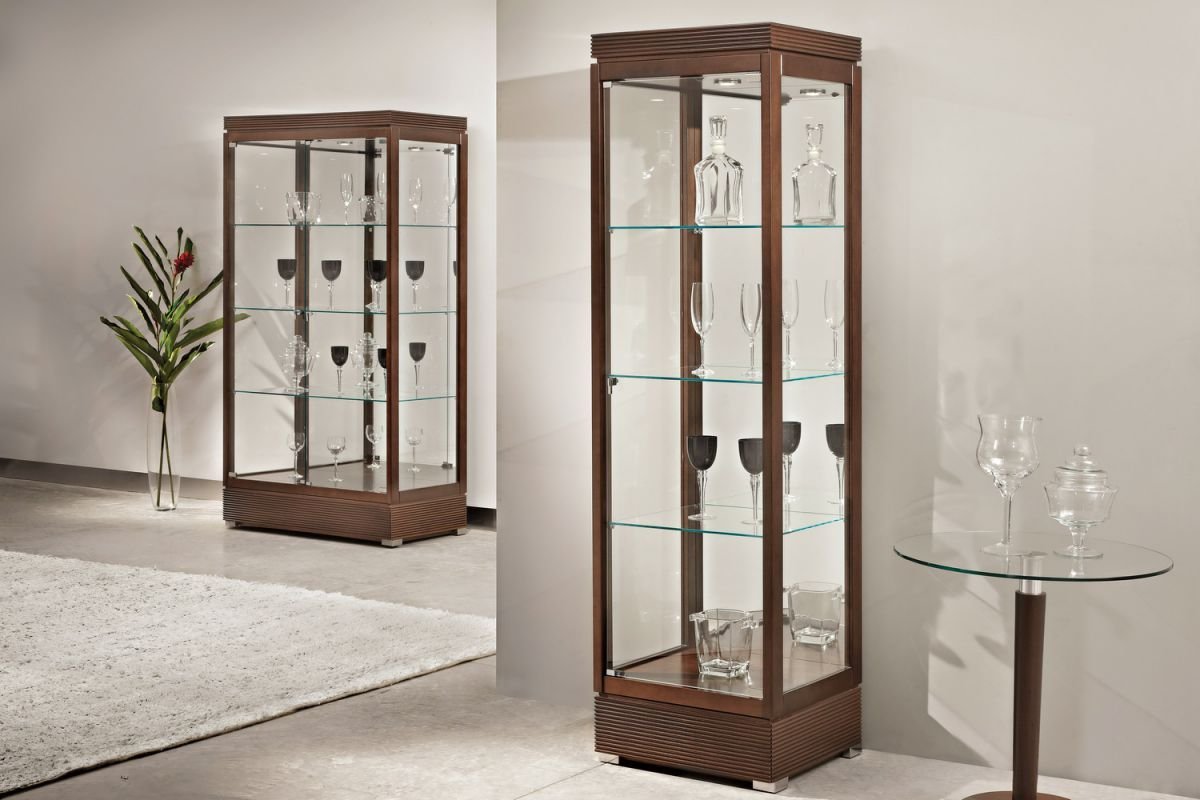 Стеклянные шкафы для посуды в гостиную