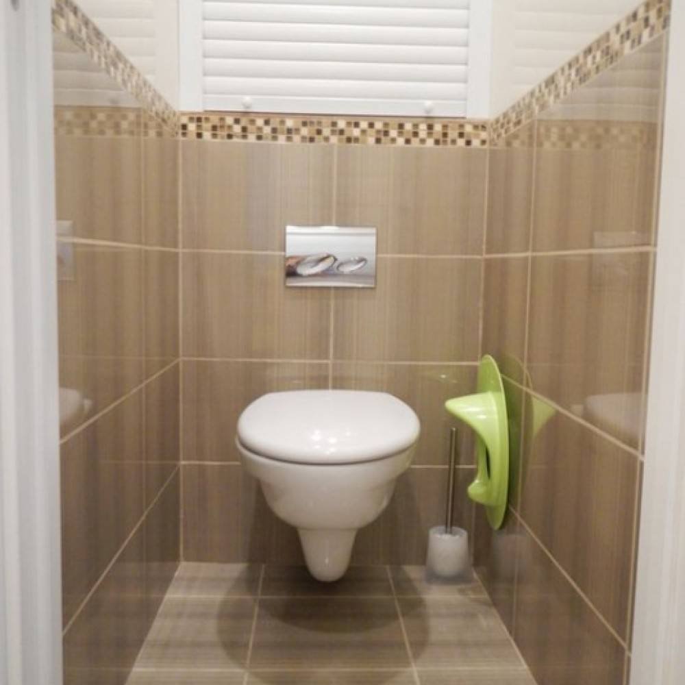 Бежевая плитка в туалете