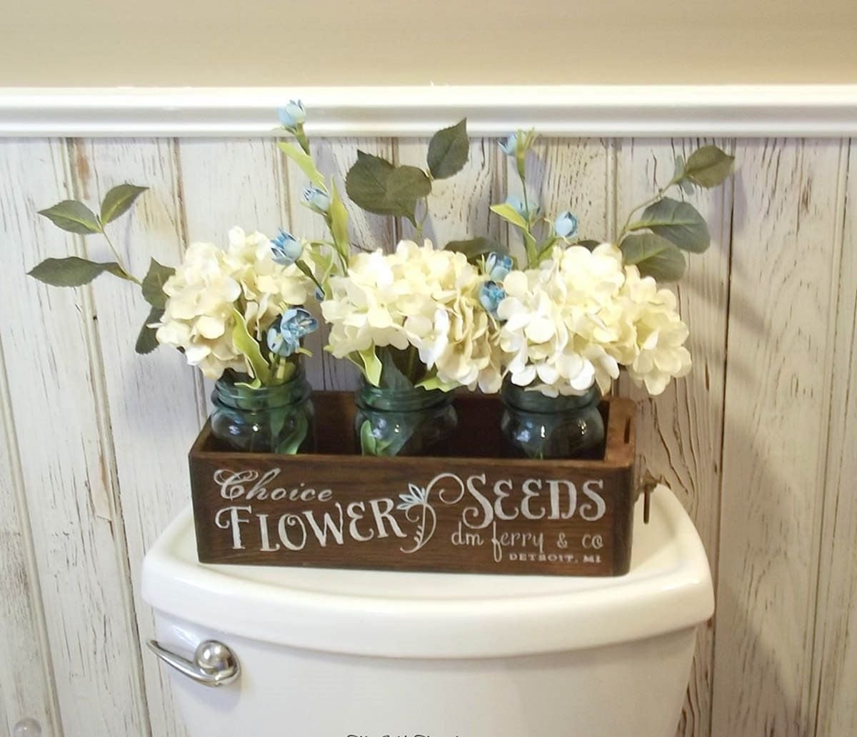 Искусственные цветы в туалете