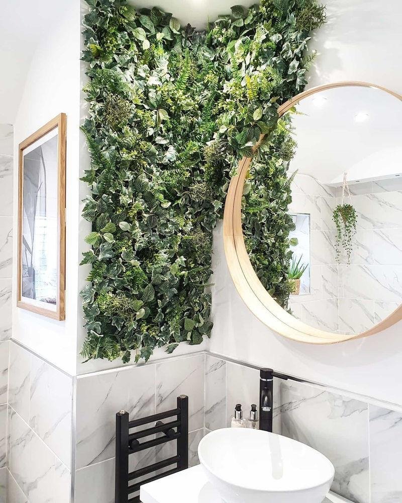 Искусственные растения в ванной