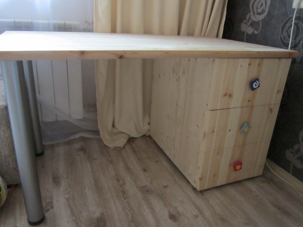 Письменный стол из мебельного щита