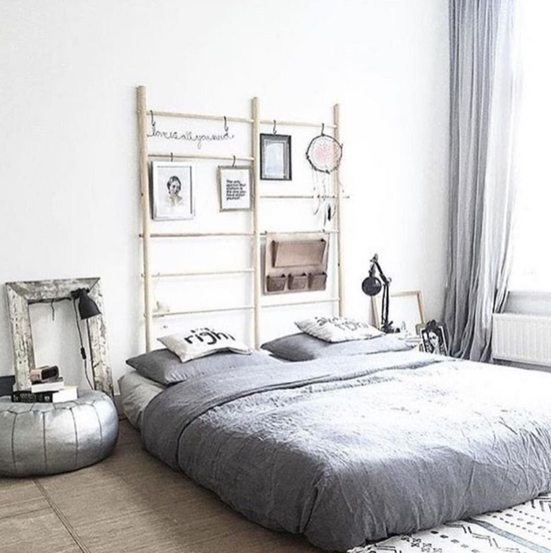 Матрас на полу в интерьере