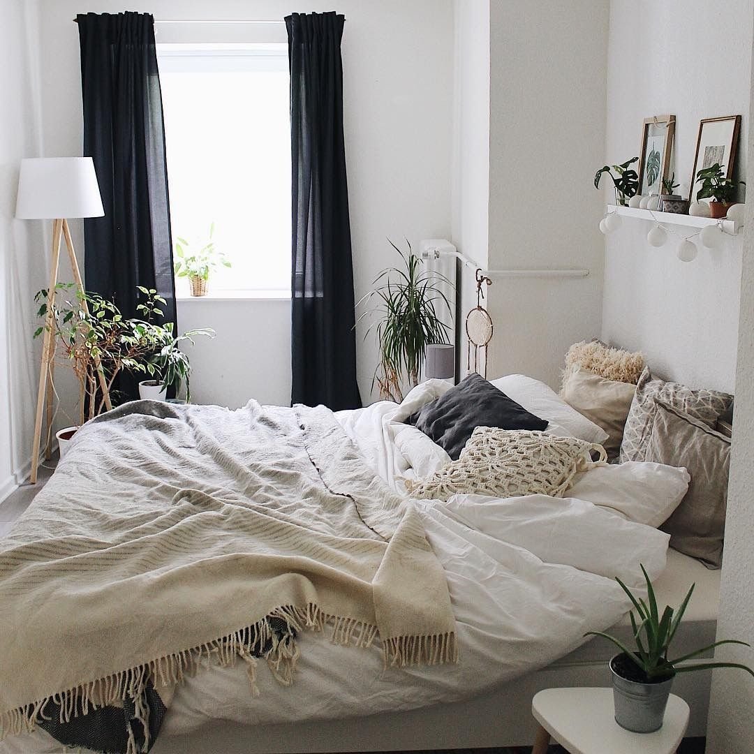 Уютная комната с подушками