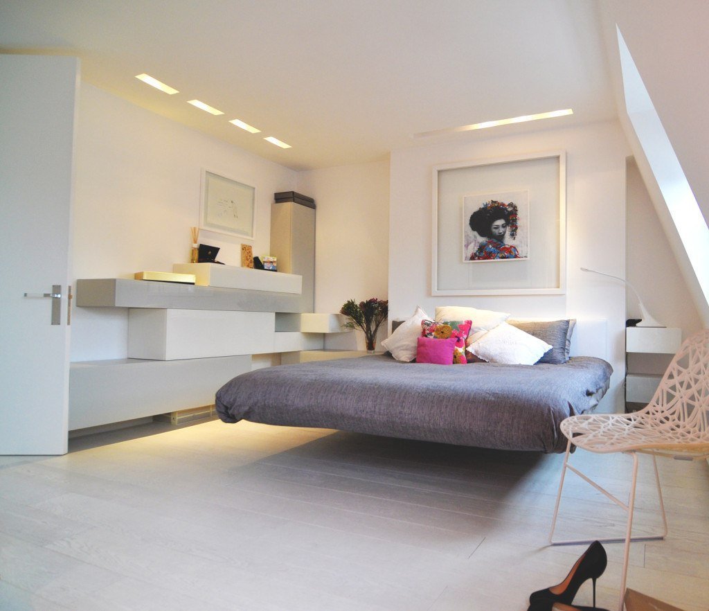 Парящая кровать с полками