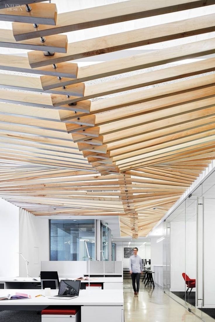 Потолок из деревянных брусков