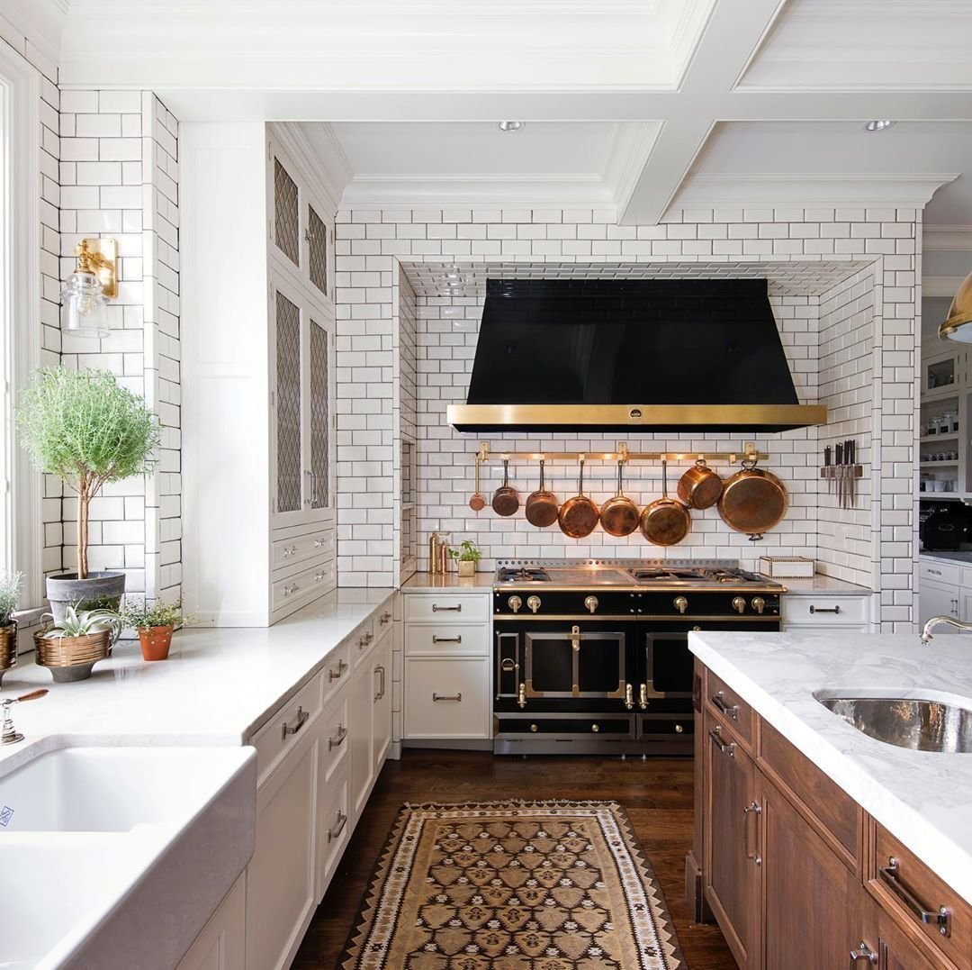 Кухни у окна дизайн вытяжка