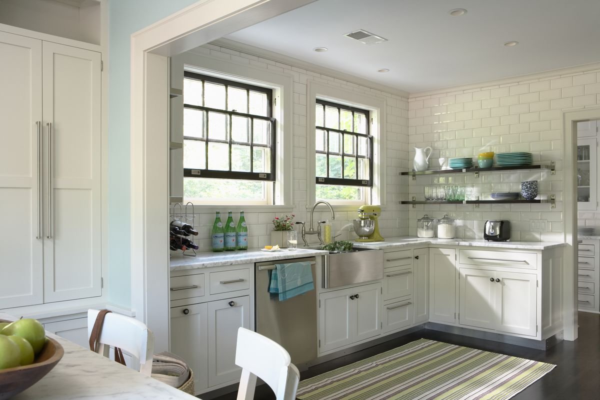 Белая кухня с фасадами в полоску фото в интерьере