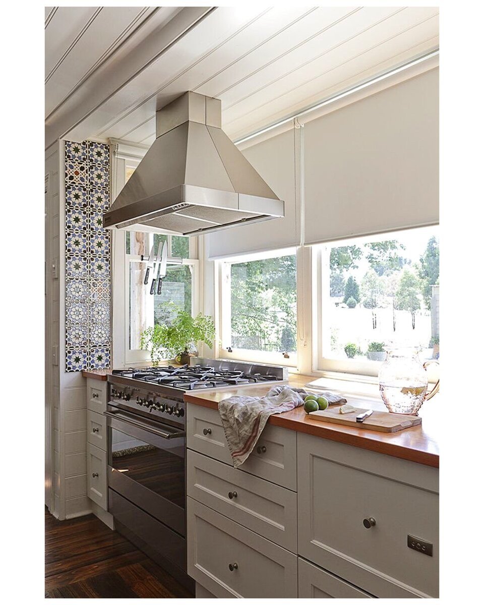 Вытяжка у окна на кухне