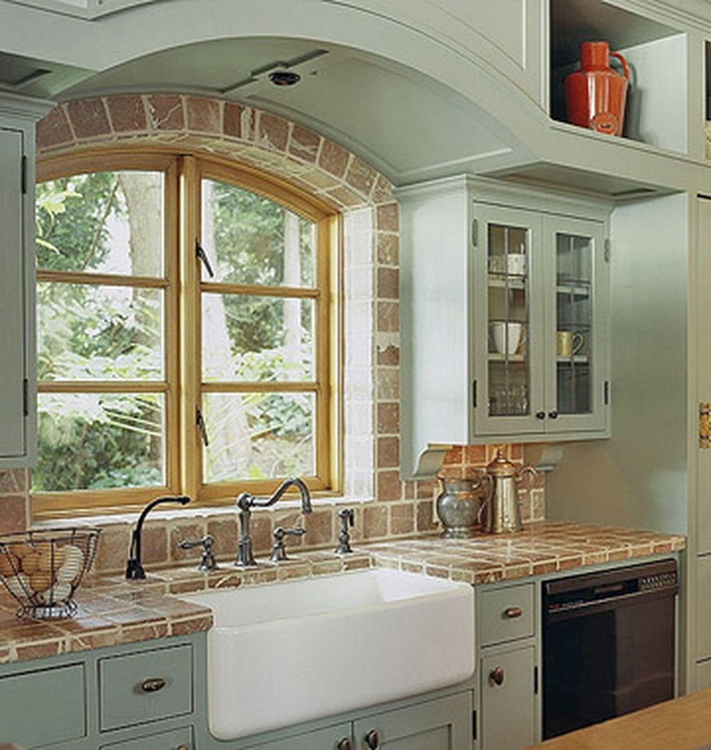 Кухня с арочными окнами
