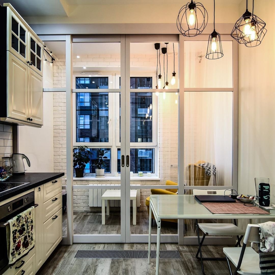 Кухня со стелажной перегородкой