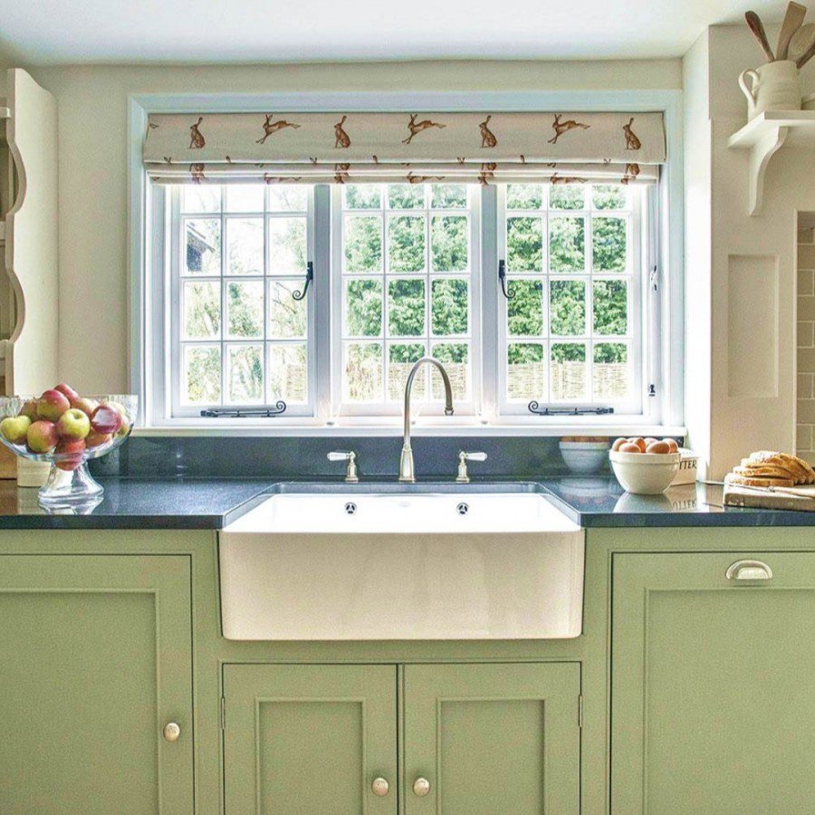 Кухня в коттедже с раковиной у окна