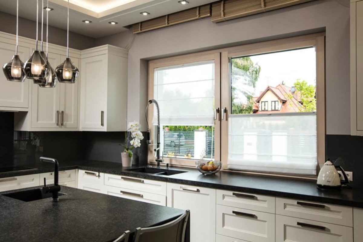 Вытяжка для кухни перед окном