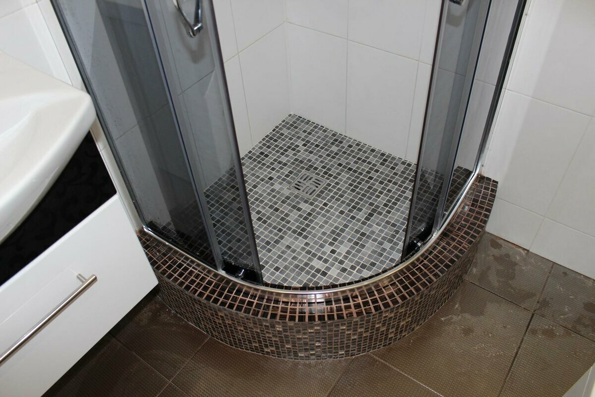 Душевые поддоны из мозаики