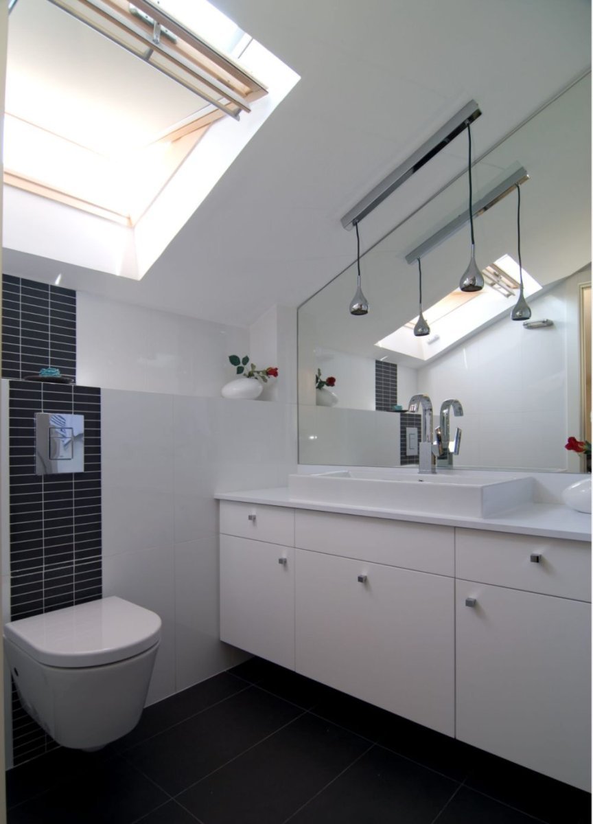 Освещение в мансардной ванной