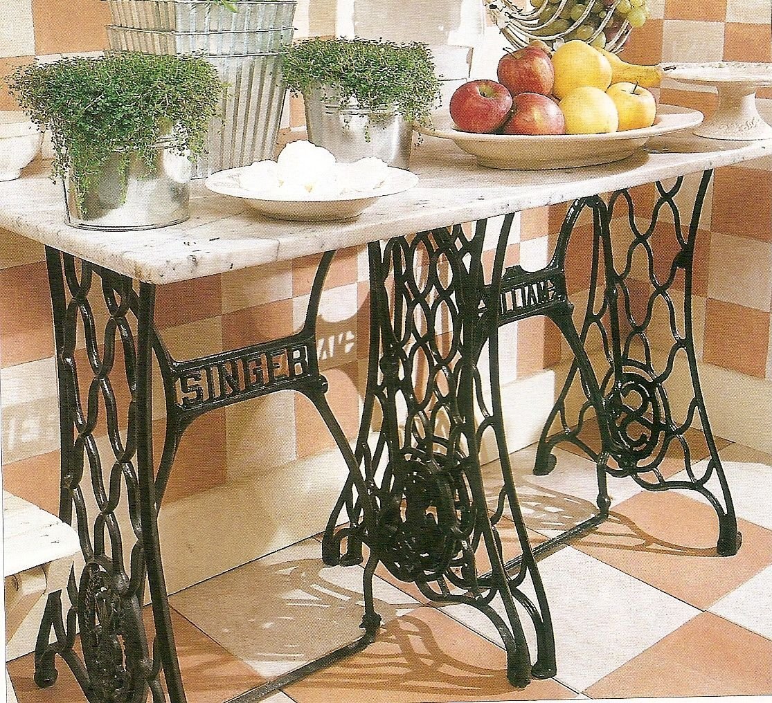 Столик из швейной машинки