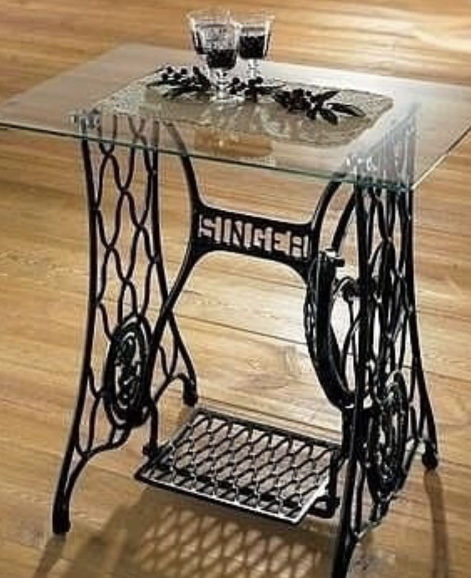 Стол из швейной машинки со стеклом