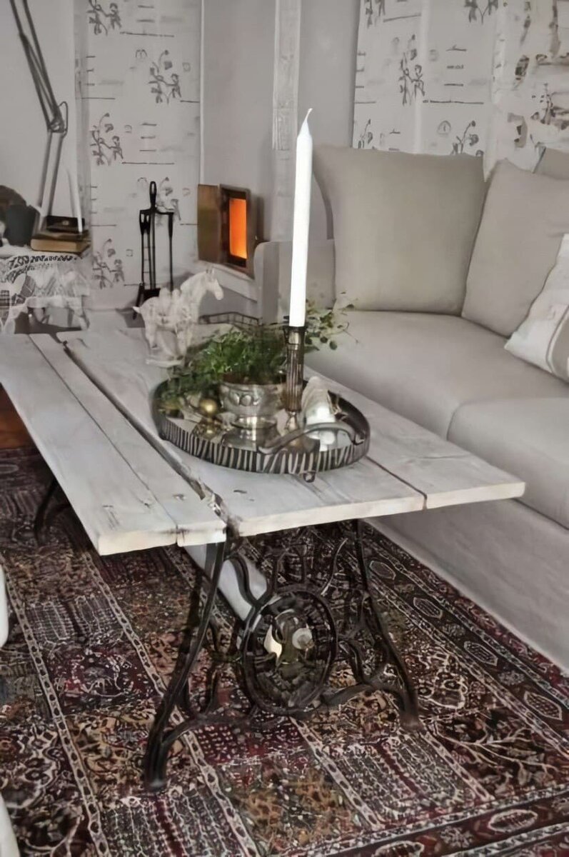 Журнальный столик из машинки Зингер